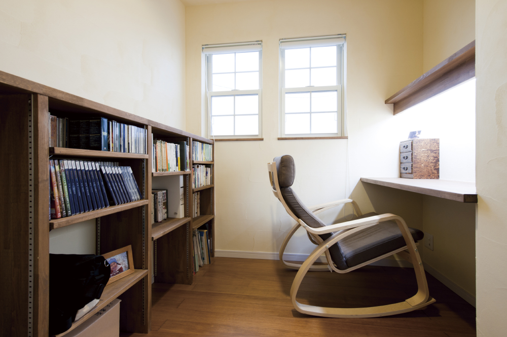 無垢と漆喰の書斎はテレワークや読書にも最適な施工事例