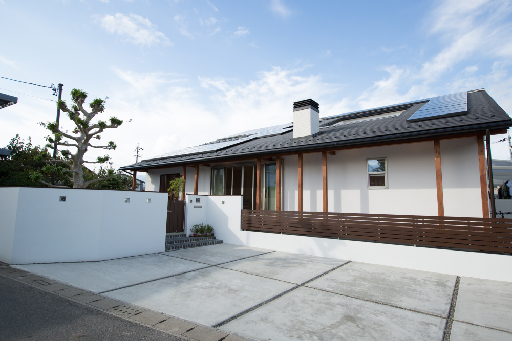 広い平屋の屋根を有効活用した太陽光発電によりZEH（ゼロエネルギーハウス）に