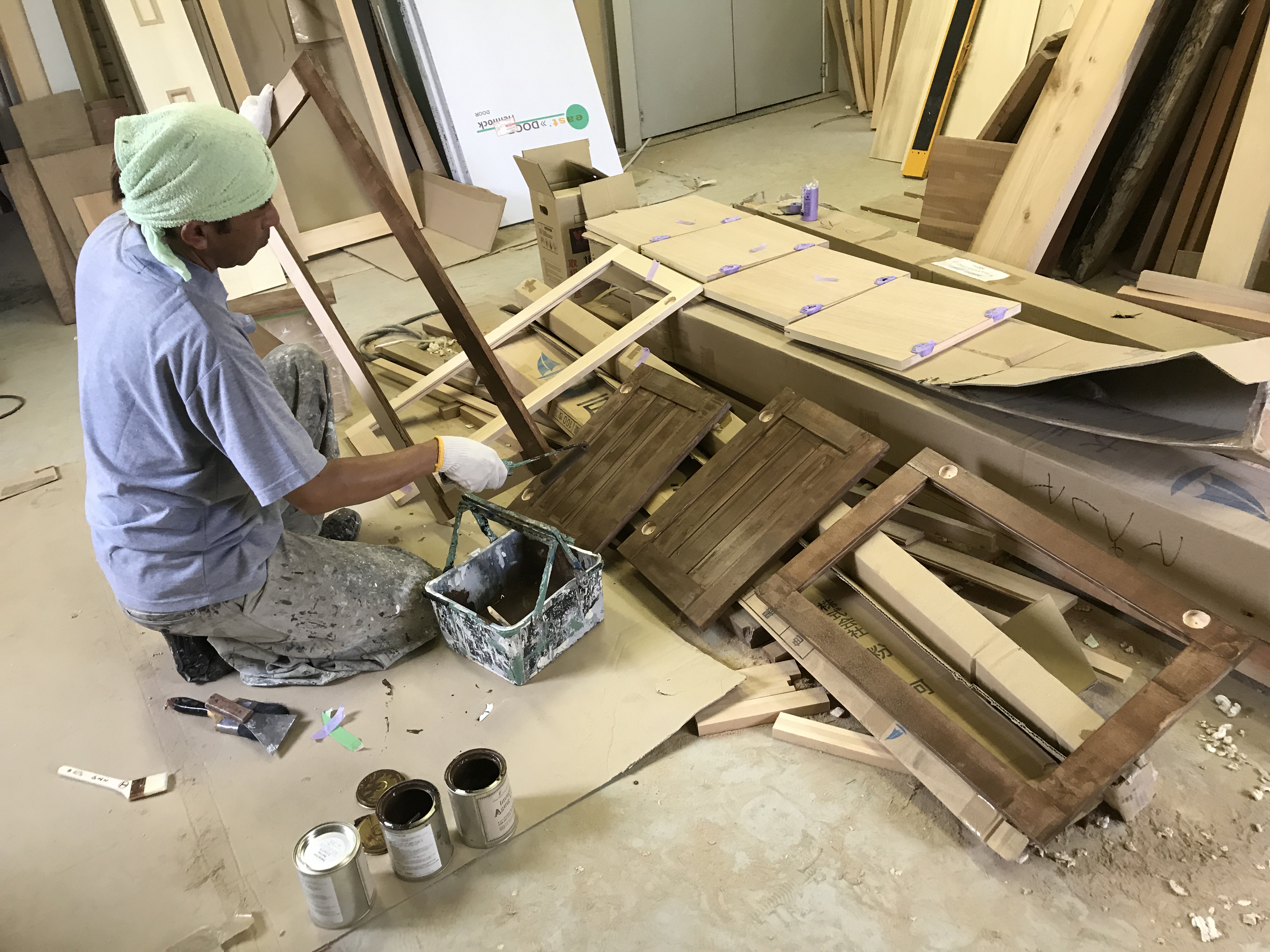 内部木製建具　建具工場にて先行塗装です！