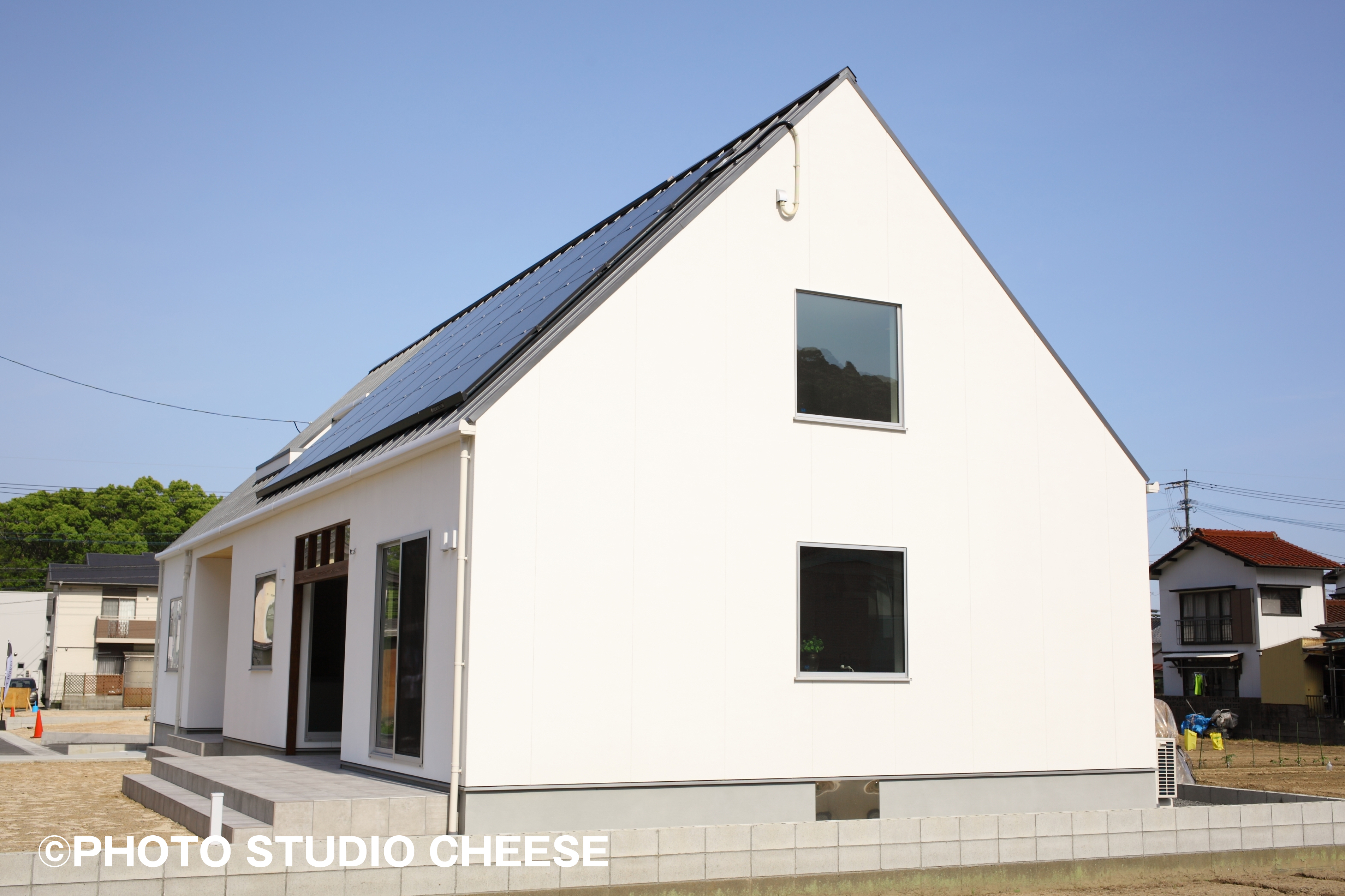平屋風の家のシンプルな外観　ほぼ平屋のシルエット　屋根にはZEH対応の太陽光パネルも設置