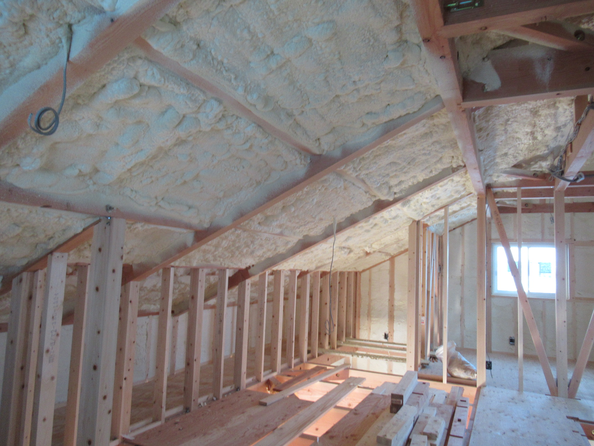 人気の断熱材アイシネンを天井まで隙間なく施工　吹付施工の事例