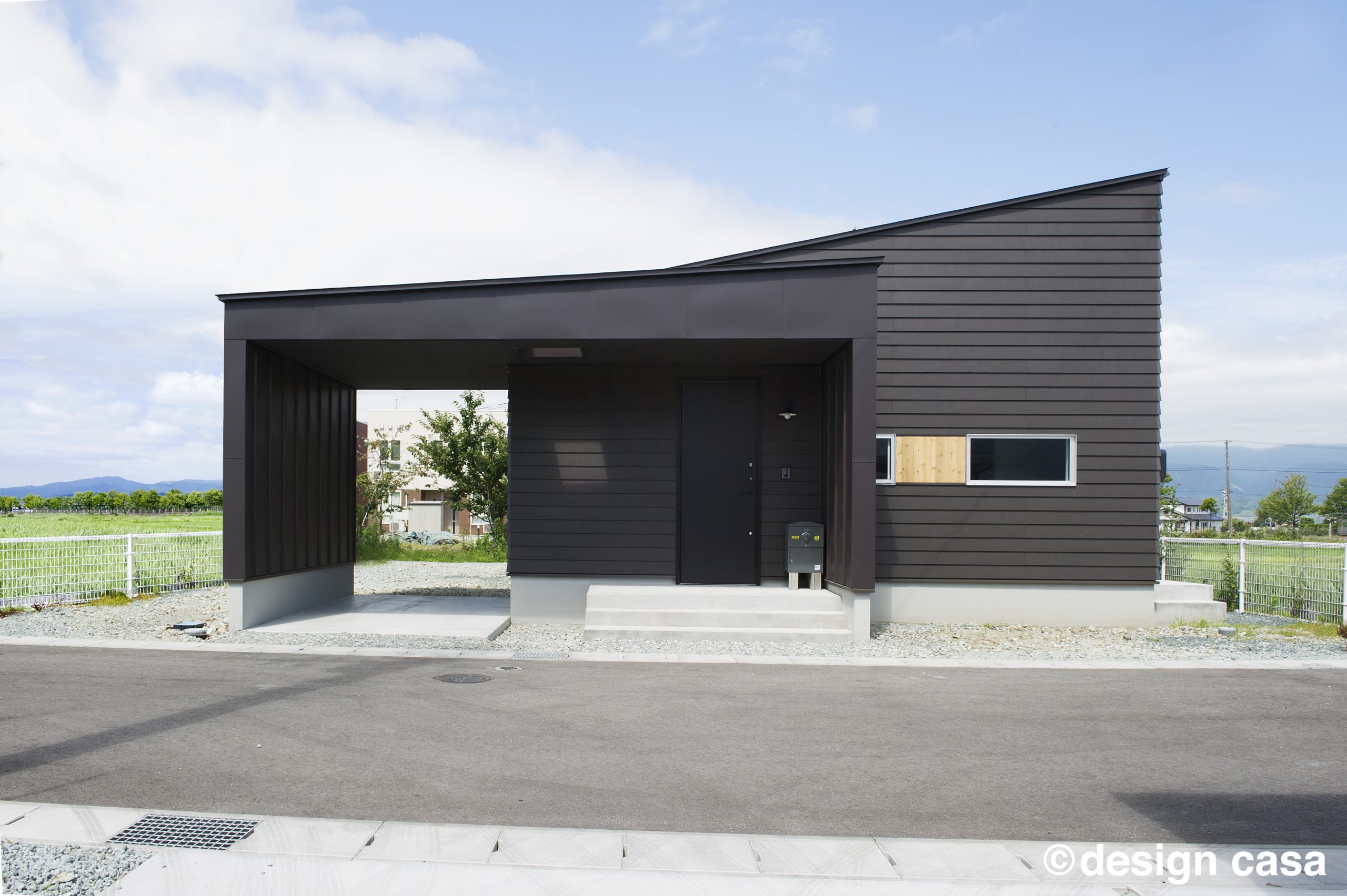黒のガルバリウム鋼板のサイディングを施したガレージハウスの実例