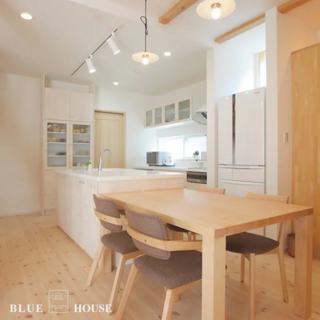 白×木目の洗練されたあたたかいデザインのキッチン空間