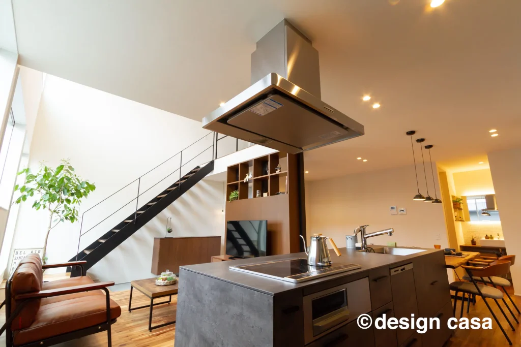 スタイリッシュなリビング階段とアイランドキッチンがかっこいい内装デザイン