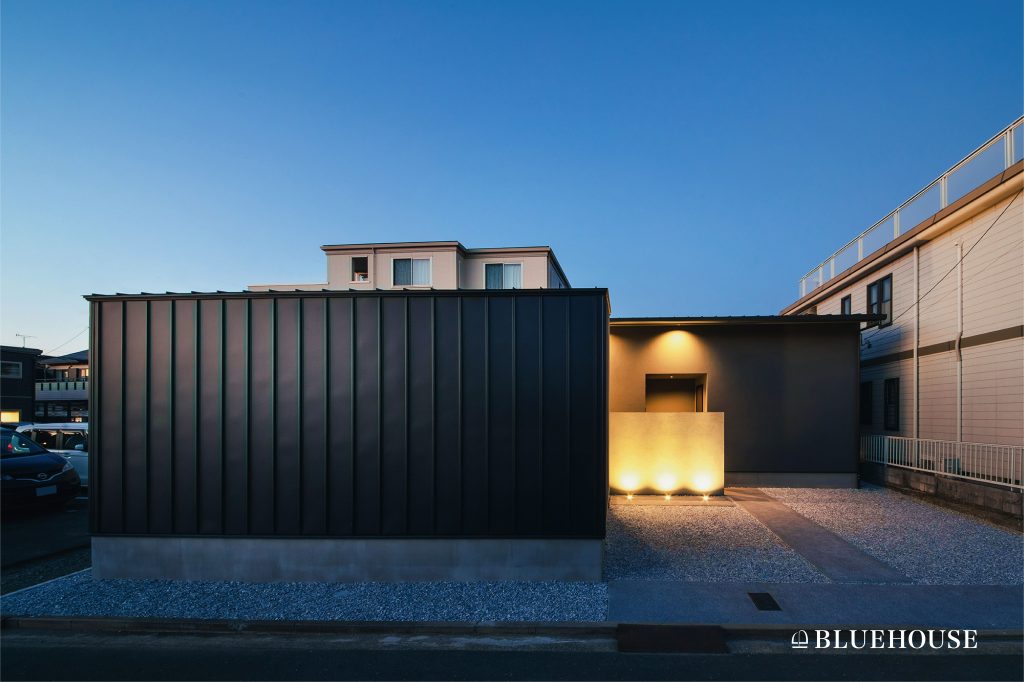 黒いガルバリウム外壁と塗り壁を組み合わせたおしゃれな平屋外観