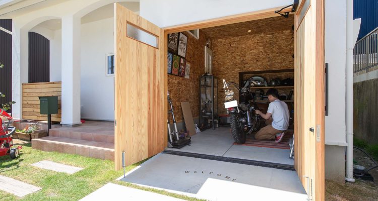 趣味室としても利用できるこだわりのバイクガレージ