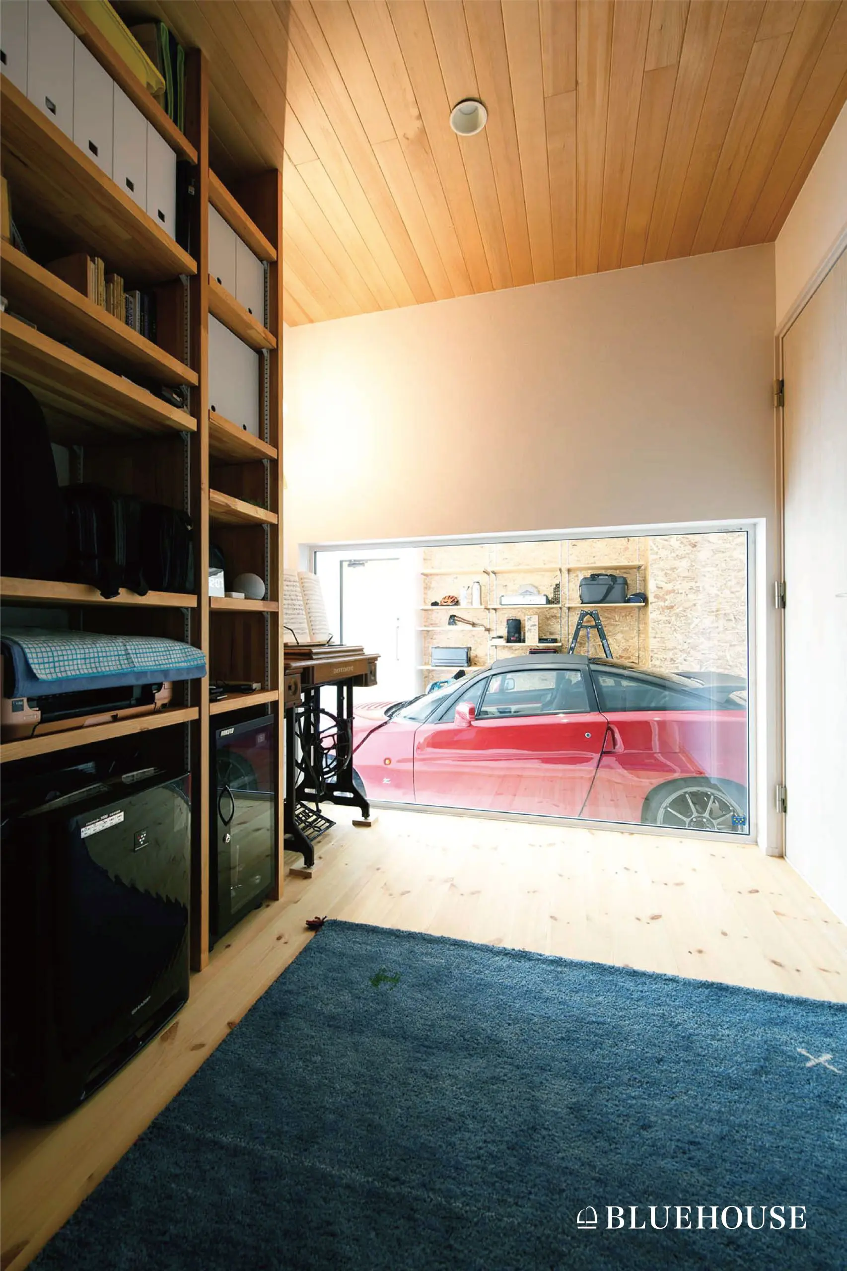 ビルトインガレージが見える趣味室のある平屋