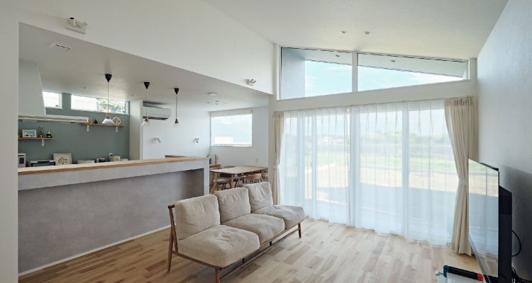 平屋の勾配天井リビング