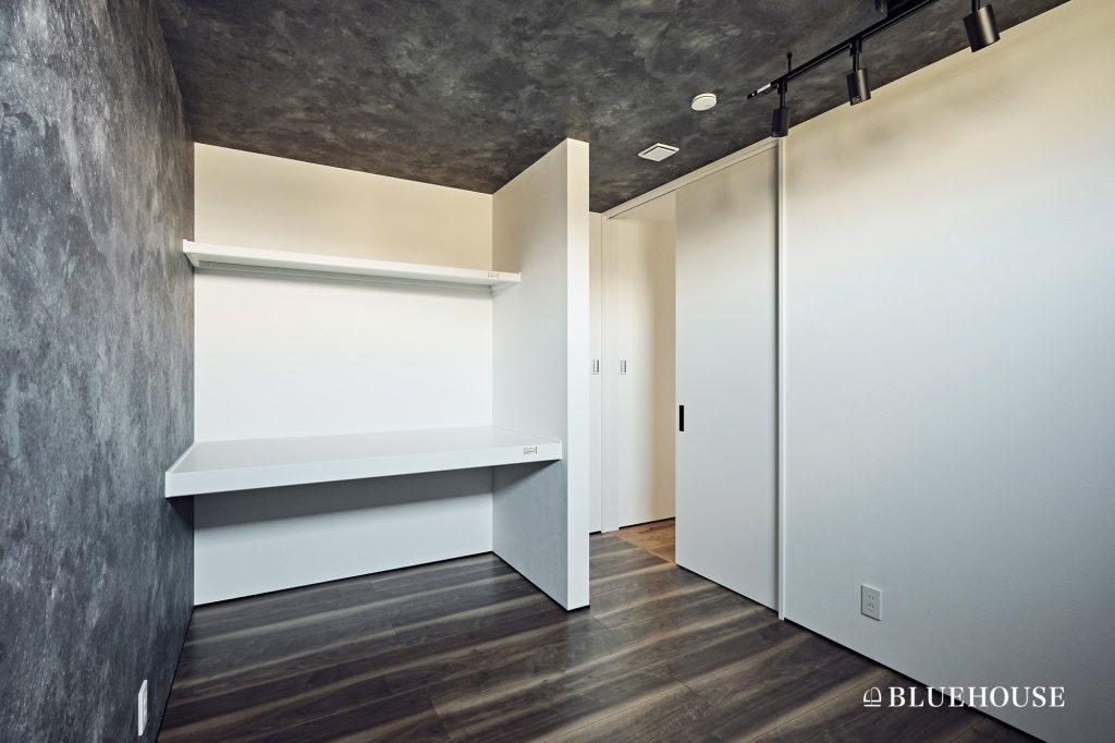 デスクにもなる奥行き深めのオープンクローゼット