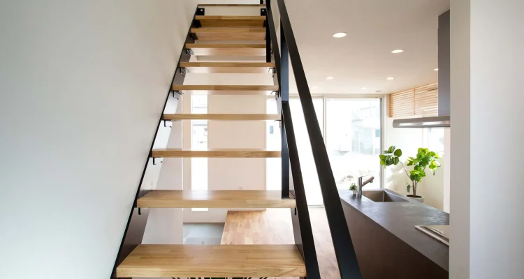 注文住宅でデザイン性の高い階段を設けた施工事例｜種類・形状やおしゃれにするポイントを紹介
