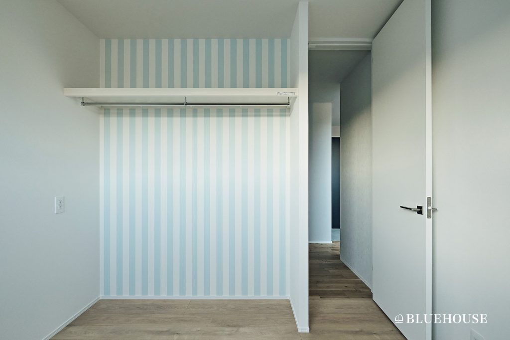 ストライプのアクセントクロスを使ったオープンクローゼット