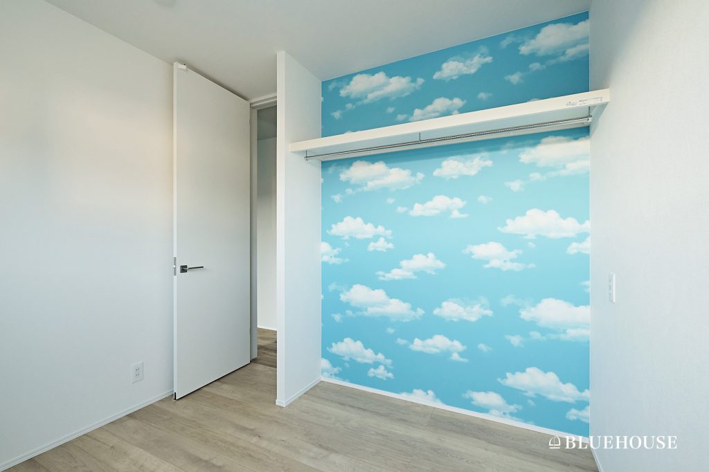 青空柄のアクセントクロスを貼ったオープンクローゼット