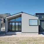 平屋を建てるなら何坪がちょうどいい？｜必要な土地の広さ、60～80坪の土地に建てられた平屋の施工事例なども紹介