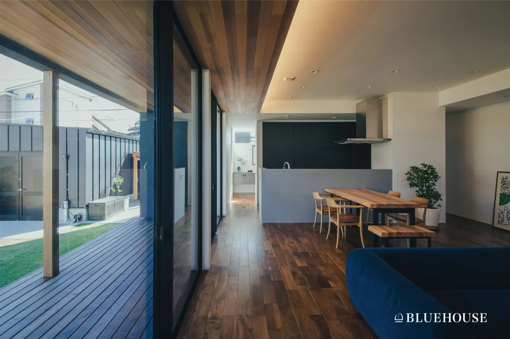 贅沢なアウトドアリビングの平屋