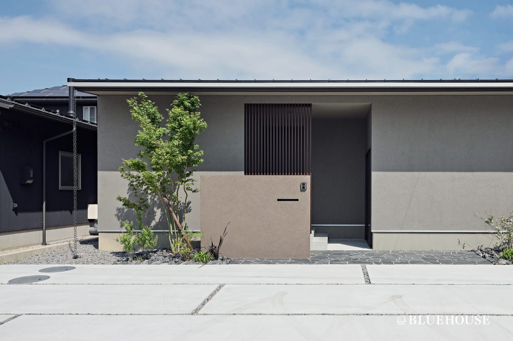 アースカラーの塗り壁と木目格子が和の雰囲気