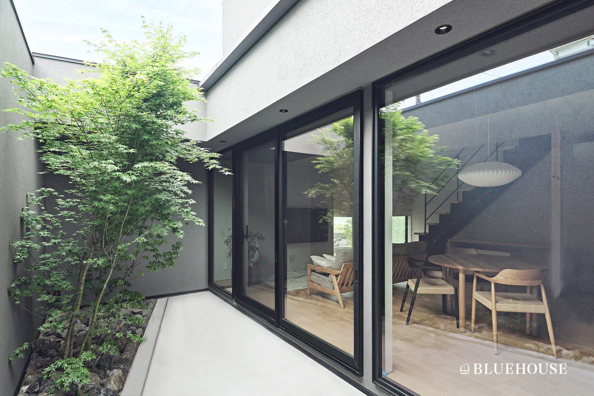 中庭のあるリビング｜パッシブデザイン建築の魅力とは｜注文住宅で心地よく暮らすための設計ポイントを解説