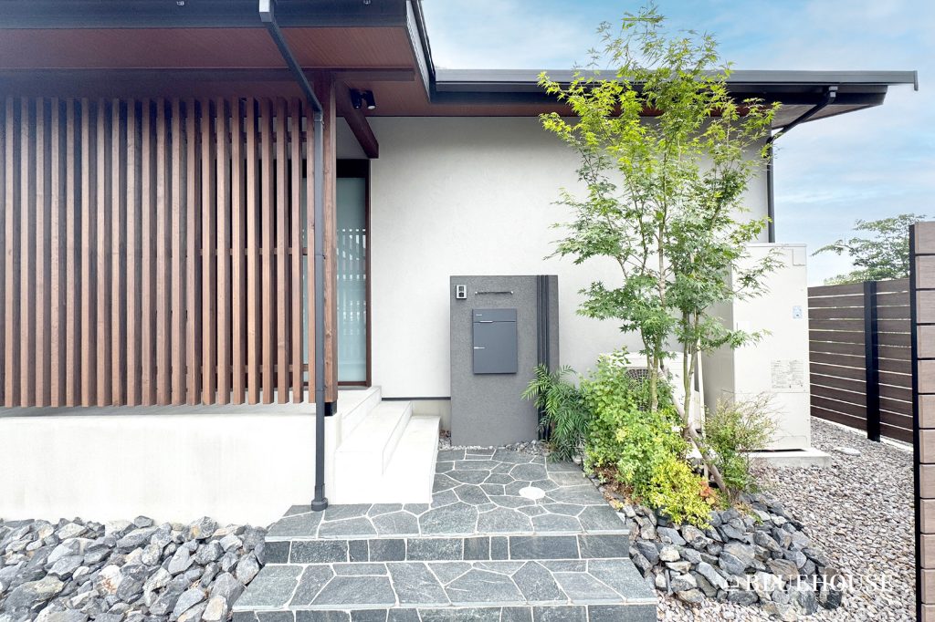 石畳と植栽が和風なエントランス