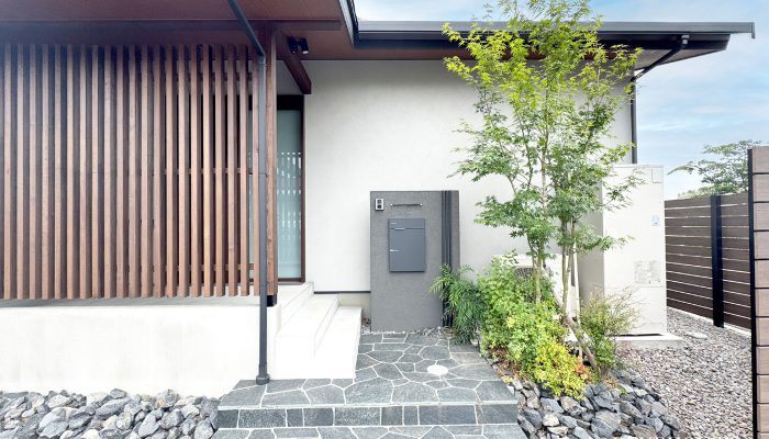 平屋の外観｜軒の深い家はなぜ平屋と相性がいいのか｜特徴・メリット・注意点・軒の長さと軒高の目安を解説