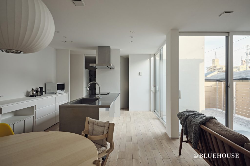 ステンレスキッチンのあるシンプルモダンな平屋