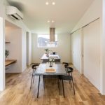 ローコストで叶える平屋住宅｜おしゃれな外観・広く見せる間取り・快適な内装の工夫