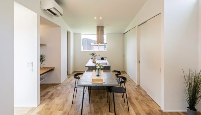 ローコストで叶える平屋住宅｜おしゃれな外観・広く見せる間取り・快適な内装の工夫