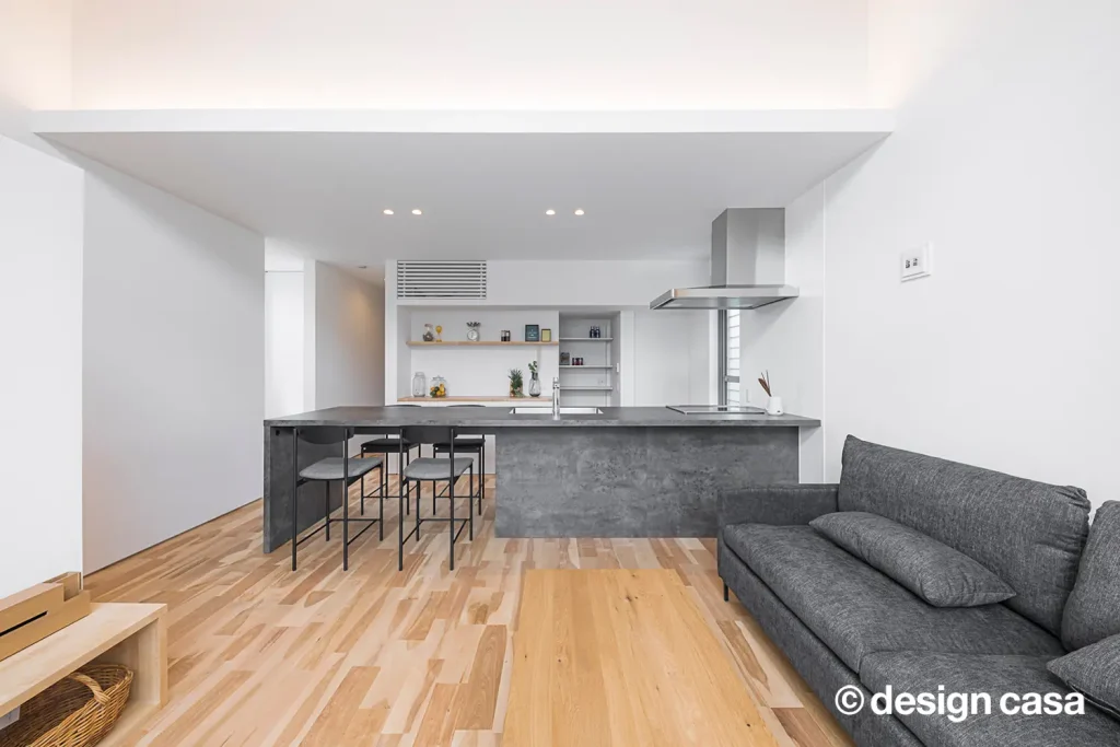 伸び、外とを結ぶ平屋