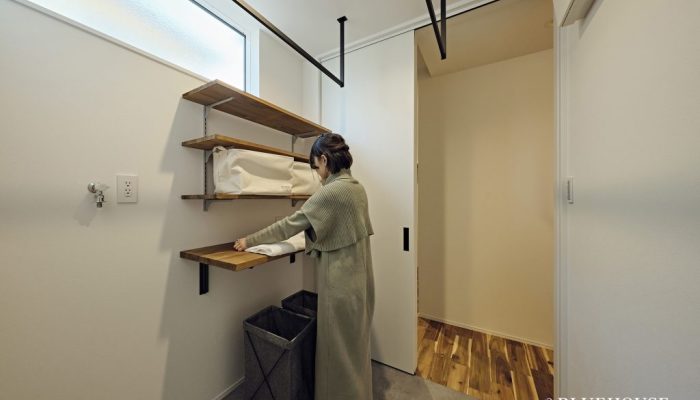 スチールハンガーバーとオープンシェルフ、高窓を設置したランドリールーム｜注文住宅で叶えるランドリールームのある暮らし｜家事の負担が軽くなる間取りと空間デザイン