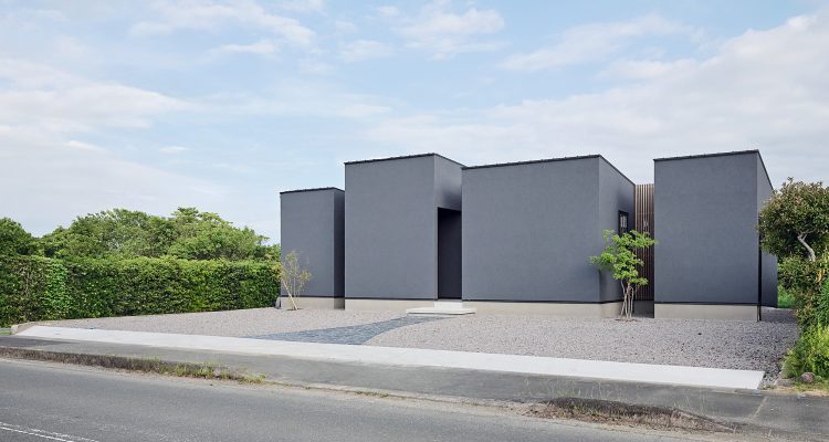 静寂をまとう、木と塗壁の平屋