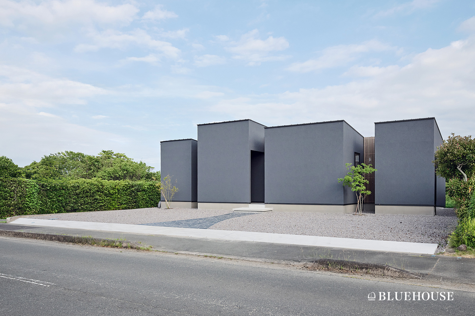 静寂をまとう、木と塗壁の平屋