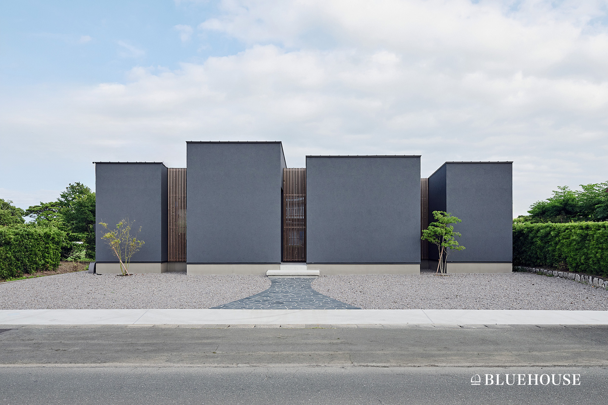 静寂をまとう、木と塗壁の平屋