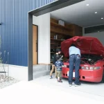 ツートンカラーがおしゃれな平屋のガレージハウス｜平屋に「ガレージ」を取り入れた家づくり｜快適動線・安全性・外観を整える成功ポイント