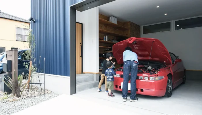 ツートンカラーがおしゃれな平屋のガレージハウス｜平屋に「ガレージ」を取り入れた家づくり｜快適動線・安全性・外観を整える成功ポイント