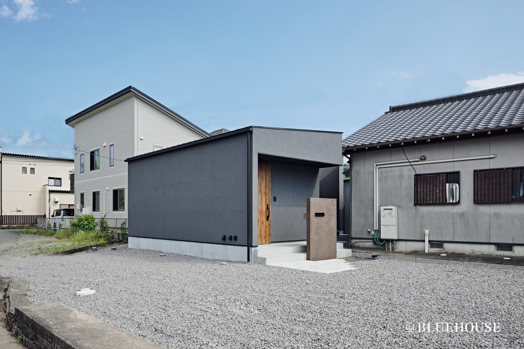 緩やかな勾配の金属屋根を採用したモダンな平屋