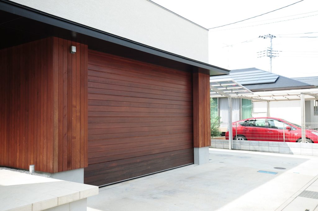 ウッド調のガレージハウス|平屋に「ガレージ」を取り入れた家づくり|快適動線・安全性・外観を整える成功ポイント