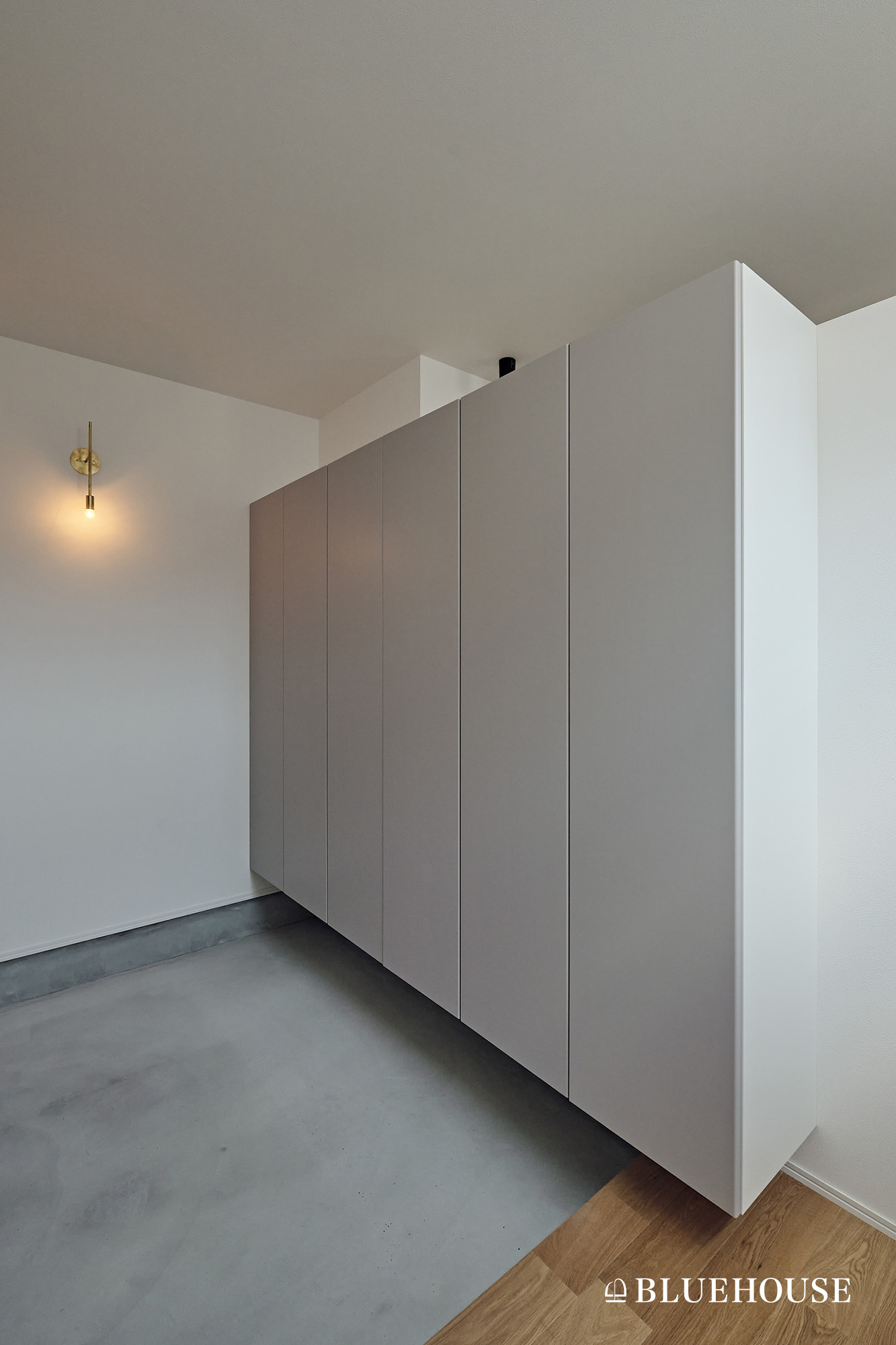 壁一面に造作収納を設けた、すっきりとした玄関スペース