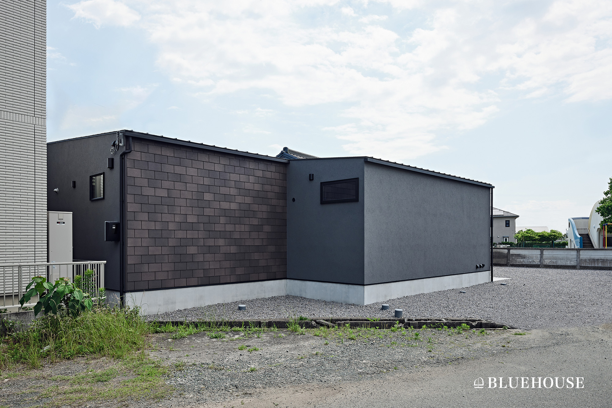 ダークトーンの外壁でまとめた、平屋住宅の外観側面