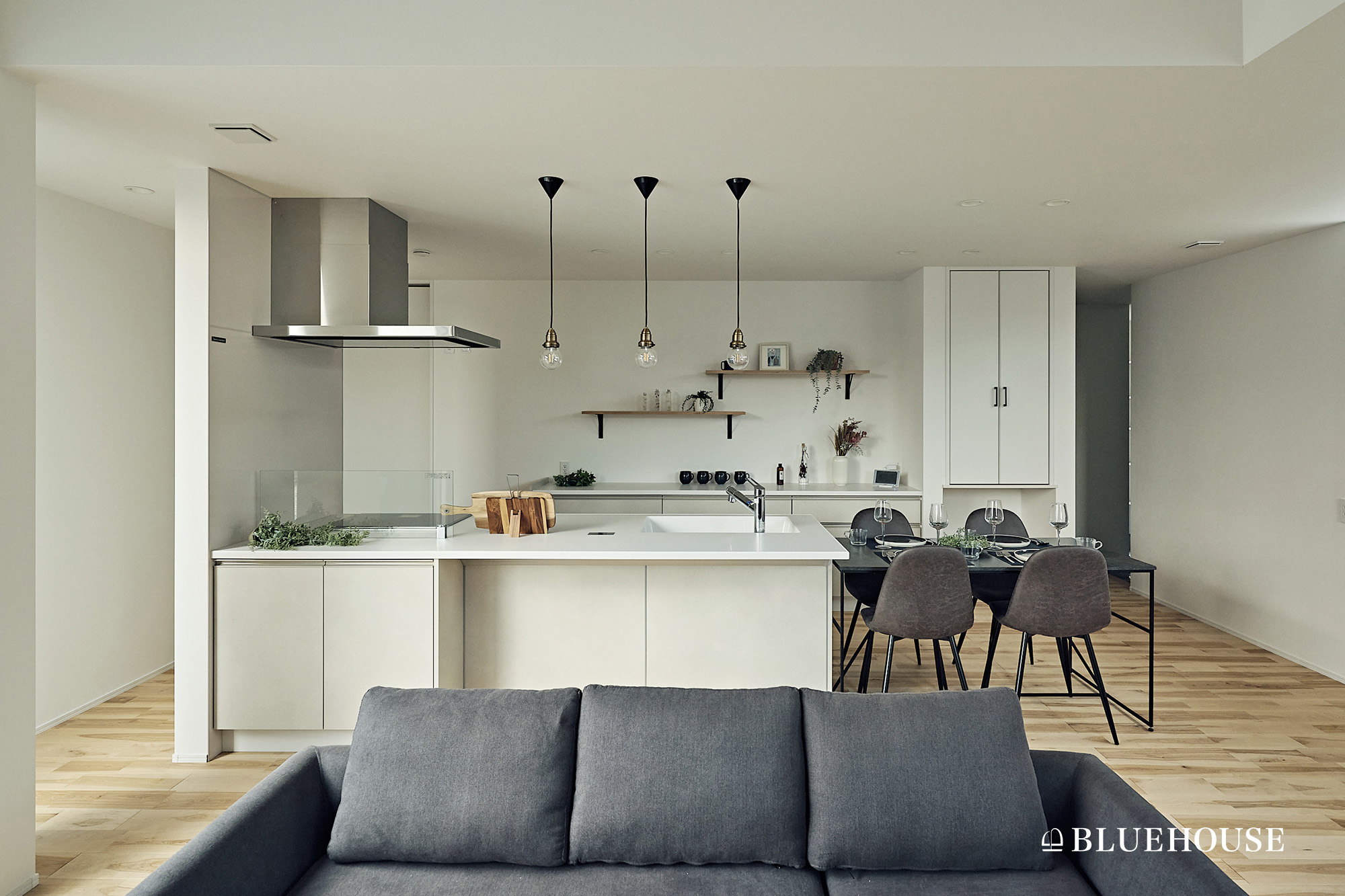 モノトーンでまとめた明るく開放的なLDK空間