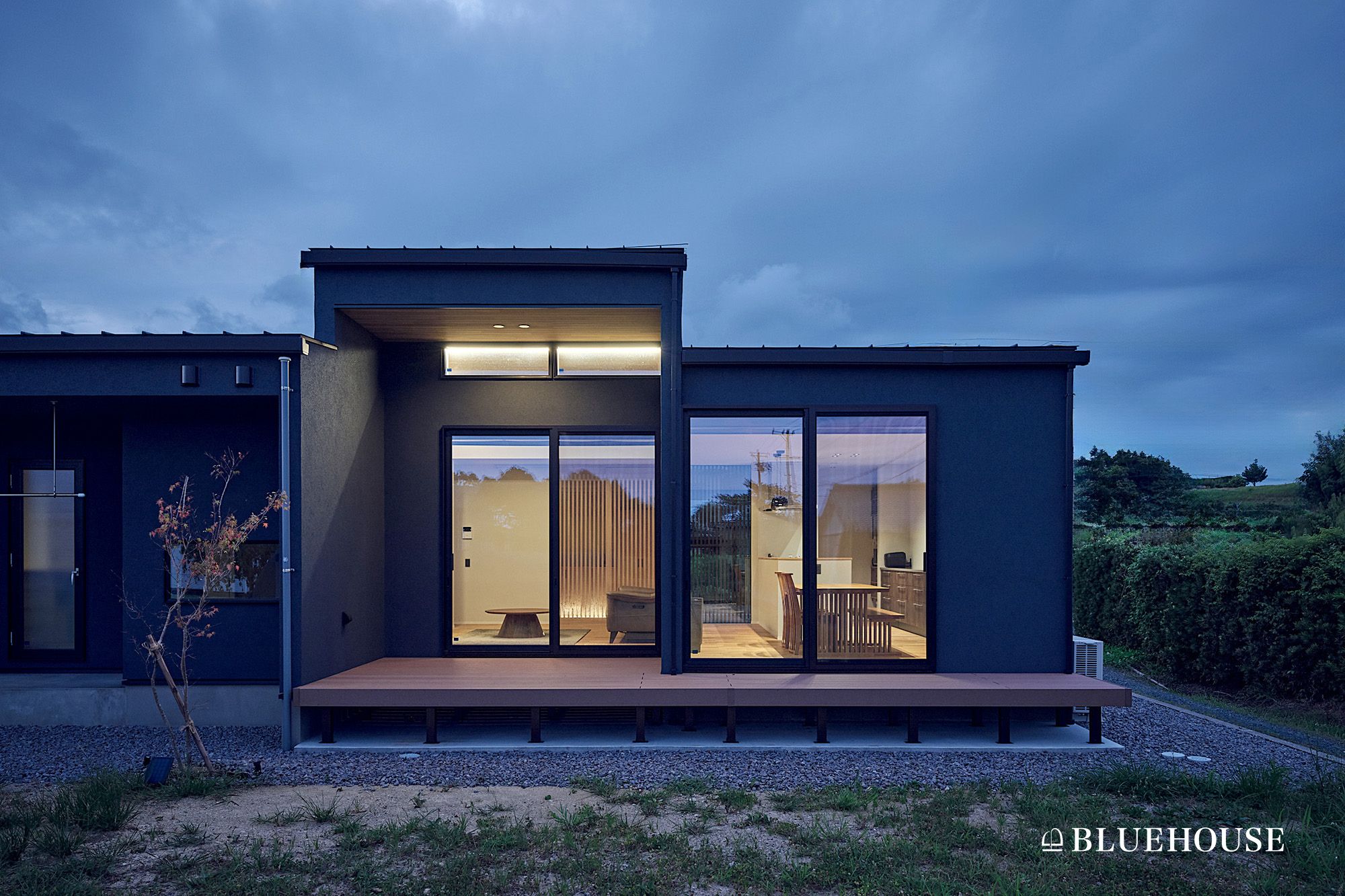 防犯性にも優れた静寂をまとう、木と塗壁の平屋