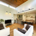 平屋の家づくりを考える中で、「吹き抜け」に憧れを抱く方は少なくありません。 天井が高く、光がやわらかく回り込む空間は、平屋ならではの伸びやかさを引き立てられる設計方法の一つです。 一方で、開放感を期待して取り入れた吹き抜けが、暮らしに合わなかったと感じてしまうケースもあります。 そこでこの記事では、平屋に吹き抜けを取り入れる際に後悔しやすいポイントを整理しながら、間取り・勾配天井・高さ・ロフト・外観まで含めた設計のポイントを解説します。