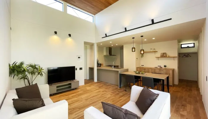 平屋の家づくりを考える中で、「吹き抜け」に憧れを抱く方は少なくありません。 天井が高く、光がやわらかく回り込む空間は、平屋ならではの伸びやかさを引き立てられる設計方法の一つです。 一方で、開放感を期待して取り入れた吹き抜けが、暮らしに合わなかったと感じてしまうケースもあります。 そこでこの記事では、平屋に吹き抜けを取り入れる際に後悔しやすいポイントを整理しながら、間取り・勾配天井・高さ・ロフト・外観まで含めた設計のポイントを解説します。